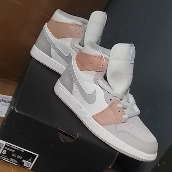 Women Size 9 Air Jordan 1 - Picture 2 of 5